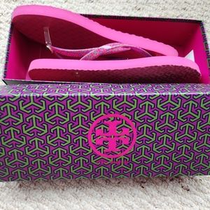Tory Burch printed thin flip flops size 8